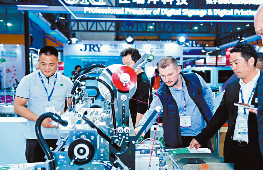 ●高新技術產品成為大灣區企業出口的「明星」產品。圖為外國採購商在了解智能製造產品。