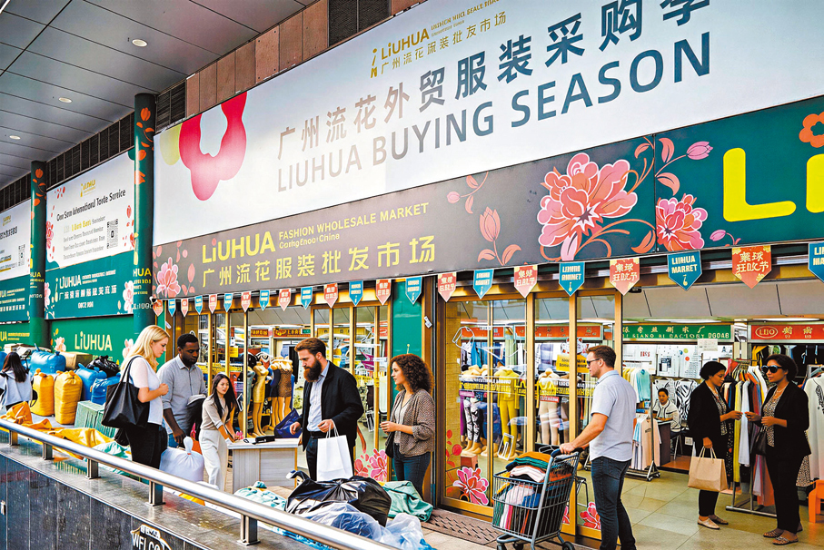 ●在廣州流花服裝批發市場，外貿商忙碌着接待來自東南亞等地的採購商。