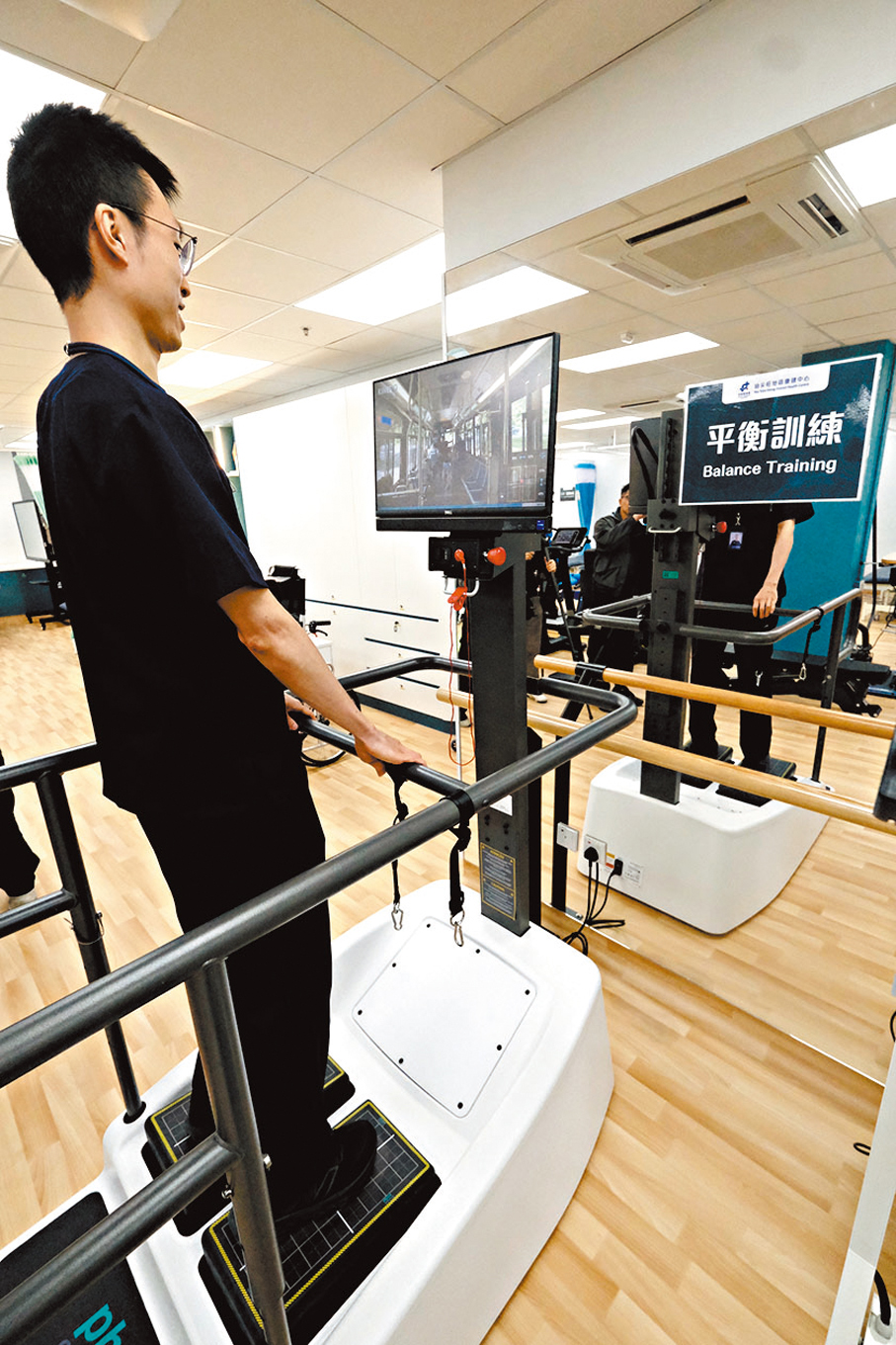 ●物理治療師示範使用有虛擬實景的機器進行平衡訓練。