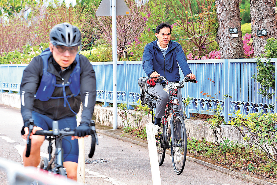 ●單車發燒友趁天氣回暖，整裝待發結伴踩單車，在單車徑上飛馳。 香港文匯報記者黃艾力  攝