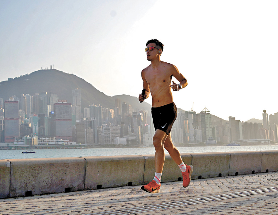 ●市民沿着海濱慢跑，充滿活力。香港文匯報記者曾興偉  攝