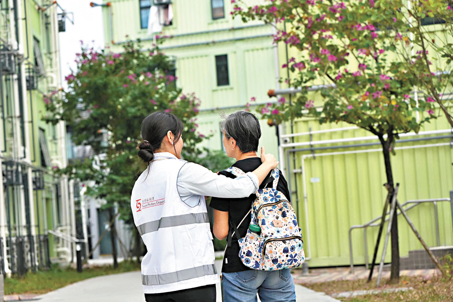 ●社署社工團隊早前到過渡性房屋探訪宏福苑居民，慰問他們的生活情況，仔細了解每戶的福利需要。 資料圖片