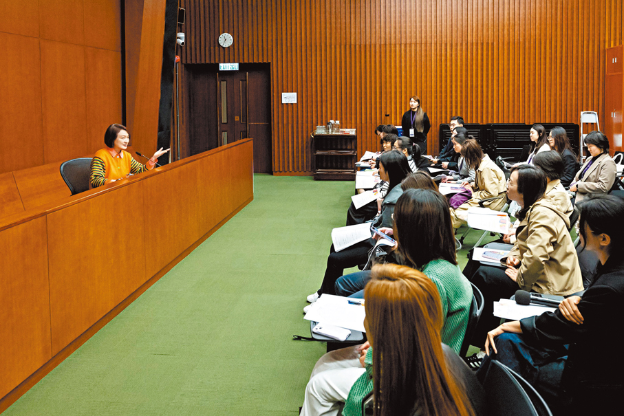 ●李慧琼昨日在立法會與20多名修讀香港城市大學中國法官法學碩士及博士課程的內地司法人員會面。 李慧琼Fb圖片