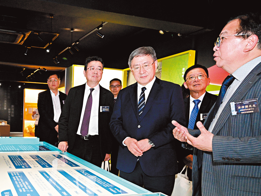 ●卓永興於典禮後與一眾嘉賓參觀展覽。