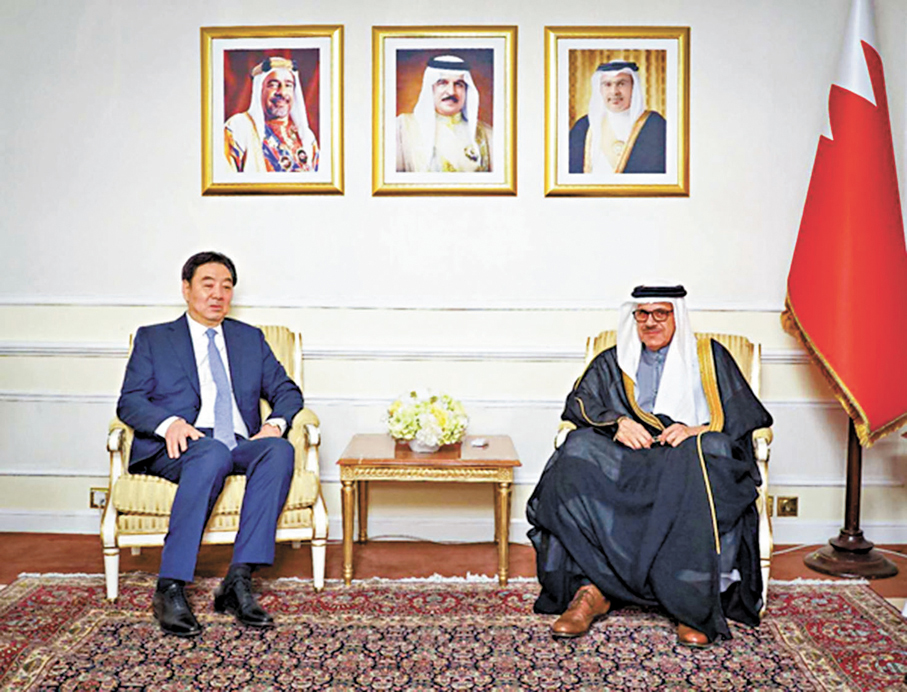 ●翟雋（左）在麥納麥會見巴林外交大臣扎耶尼。 中國外交部圖片