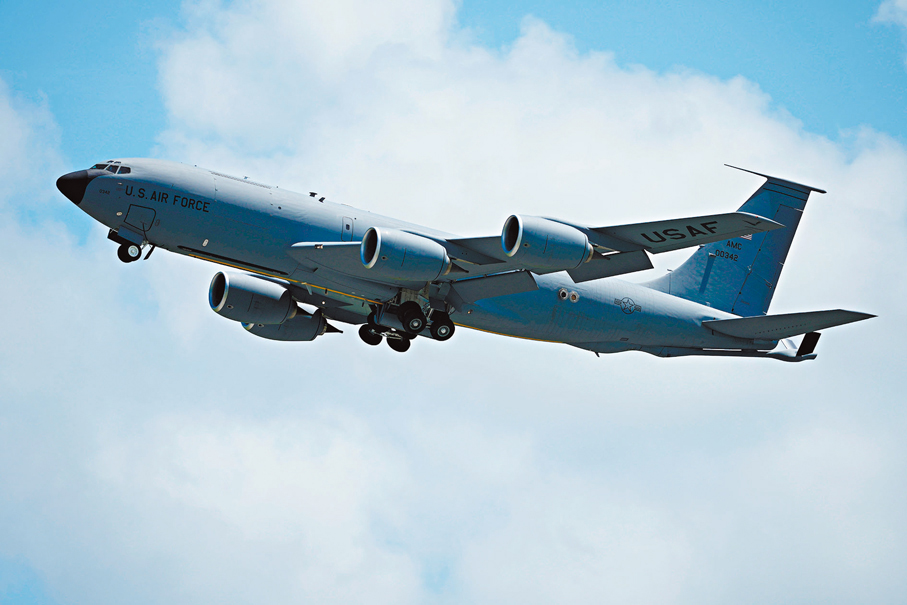 ●美軍KC-135空中加油機於伊拉克西部墜毀。 資料圖片