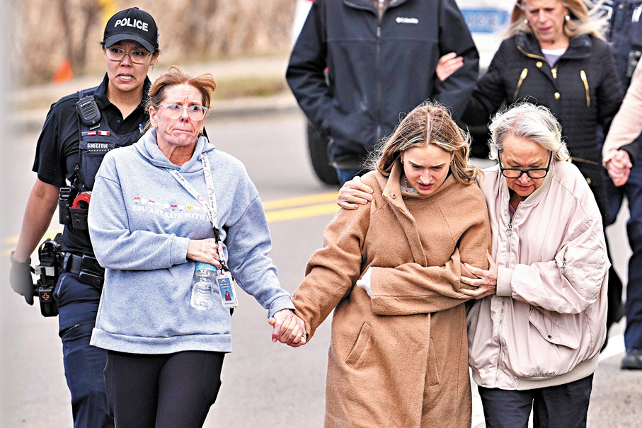 ●警方疏散民眾，部分人驚魂未定。 美聯社