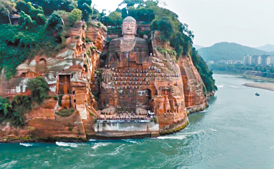 ●樂山大佛不僅是佛教藝術的奇跡，更是關於執着、慈悲與守護的生命傳奇。 作者供圖