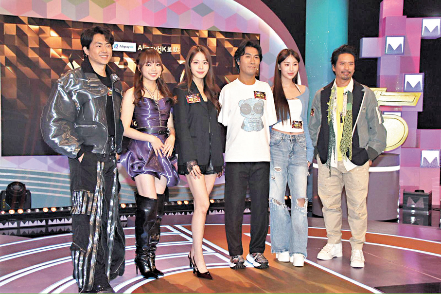 ●眾人為《唱錢》試音。   香港文匯報記者達里  攝