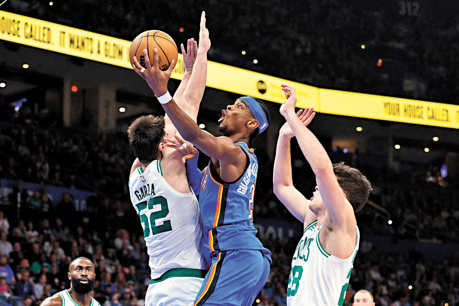 ●阿歷山大（藍衫）攻入35分，成就連續127場得分20+。 路透社