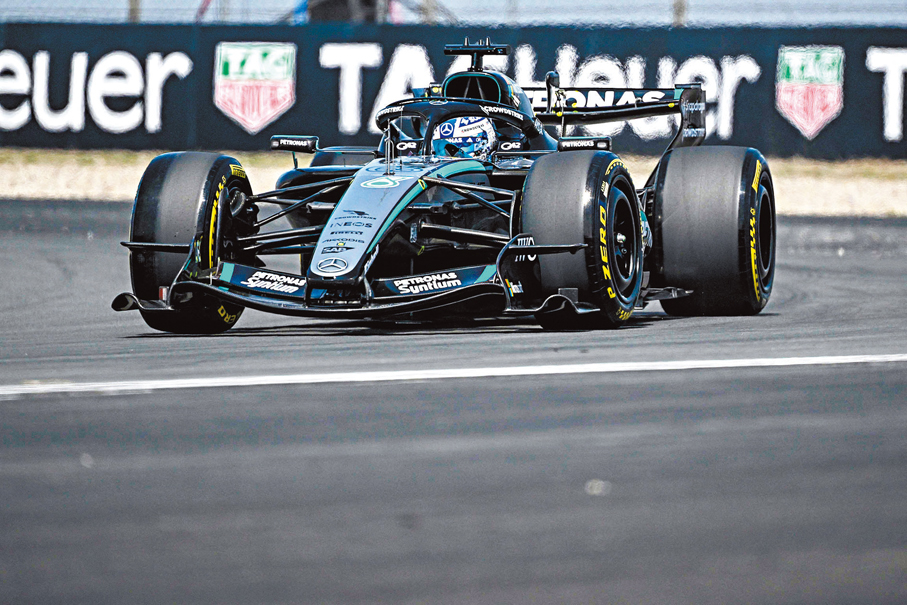 ●平治車隊在首日衝刺賽排位賽包攬頭排，搶盡風頭。 法新社