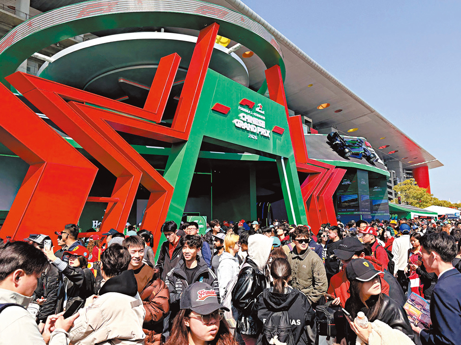 ●雖然是周五，但是賽場人頭攢動。香港文匯報記者夏微  攝