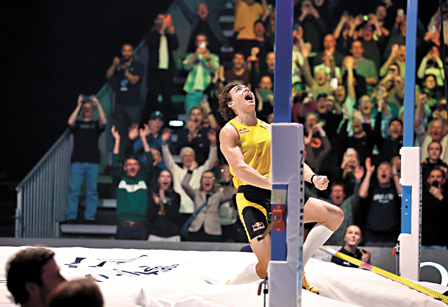 ●杜普蘭迪斯破世界紀錄後振臂狂呼。 美聯社