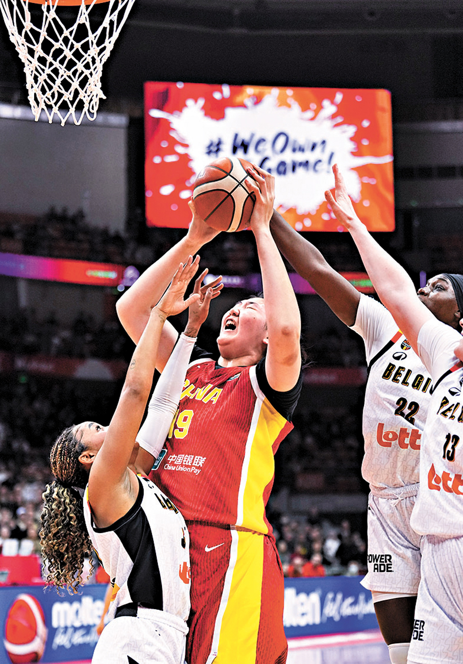 ●中國女籃中鋒張子宇（左二）被對手夾擊。 新華社