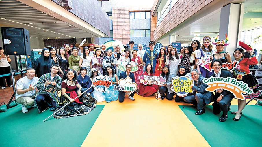 ●在到港升學的國際學生眼中，香港濃厚的國際化氛圍、頂尖的學術資源、多元的獎學金與發展機遇等，正是其核心魅力所在。圖為港大校園內舉行的文化嘉年華活動。 資料圖片