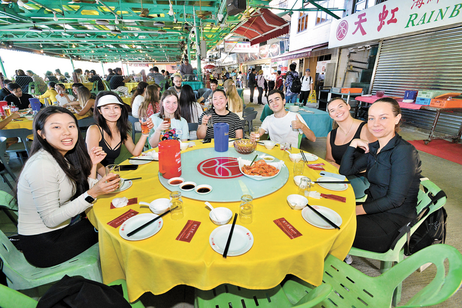 ●國際留學生初到香港，曾面臨不同文化衝擊，最終都逐步融入這座中西交融的城市。圖為留學生與港生結伴在南丫島用膳。 資料圖片