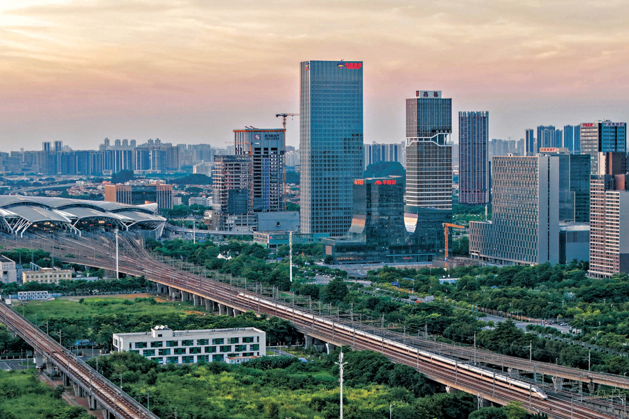 ●港深西部鐵路項目將強化大灣區「一小時生活圈」建設。圖為列車駛出高鐵站。 資料圖片