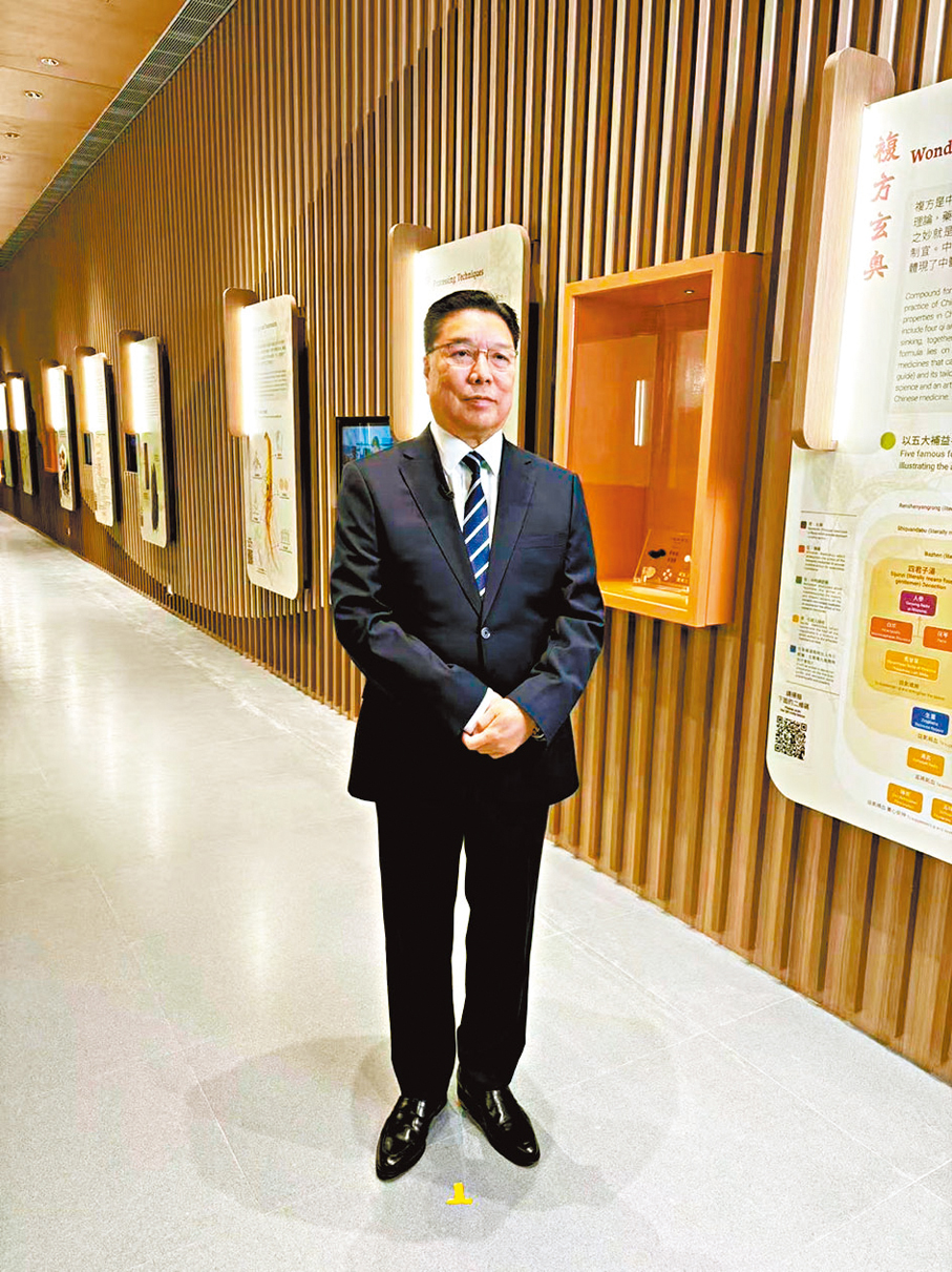 ●李應生攝於中藥檢測中心。 受訪者供圖
