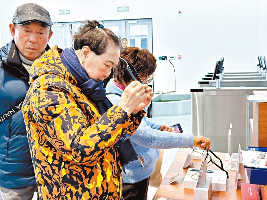●老人在選購智能老花鏡。