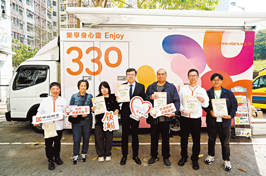 ●陳太（左一）表示，想成為居民身邊最就近的傾聽者。  香港文匯報記者曾興偉  攝