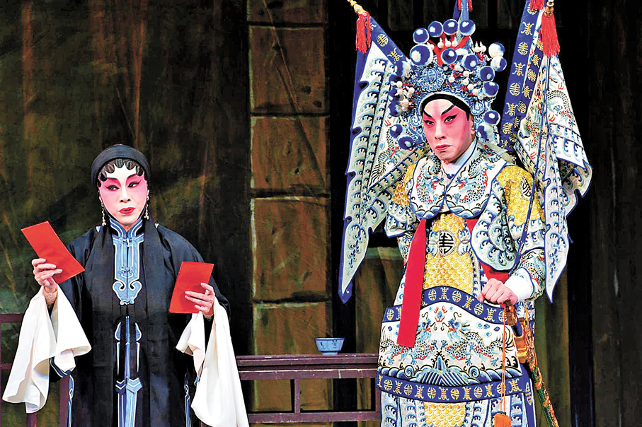 ●李龍（右）與鄭敏儀曾合作演出《紅鬃烈馬》的多個折子戲。