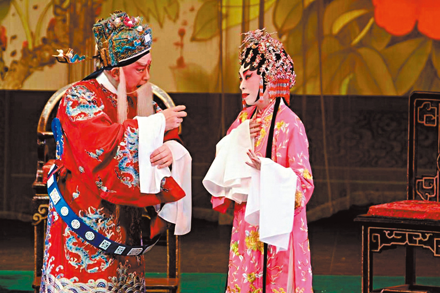●廖國森與鄭敏儀（右）出演《西蓬擊掌》。
