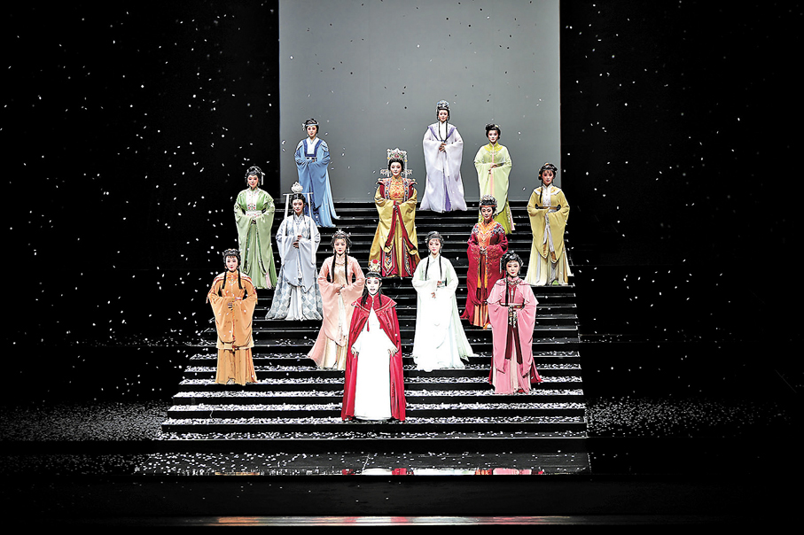 ●《我的大觀園》中賈寶玉與金陵十二釵同框場景。