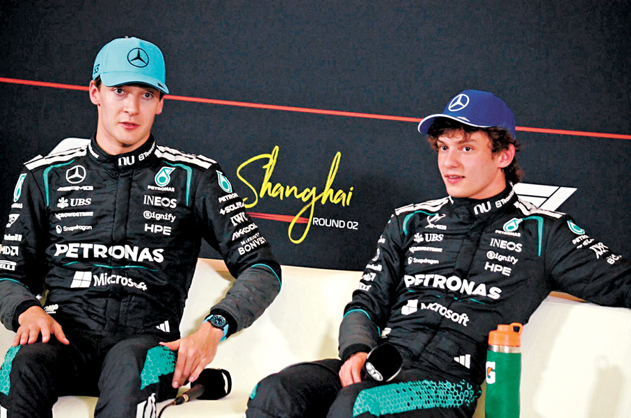 ●平治雙雄羅素（左）與安東尼利包攬正賽頭排出賽。香港文匯報記者夏微  攝