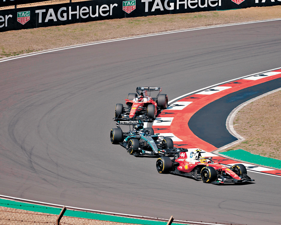 ●法拉利雙車在衝刺賽夾擊平治車手羅素。香港文匯報記者夏微  攝