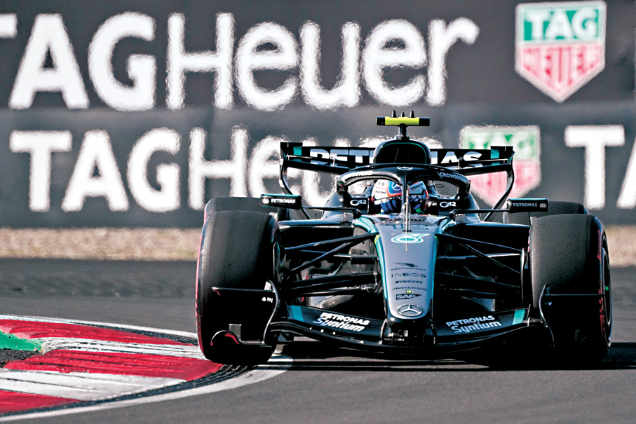 ●平治稱霸F1中國大獎賽，繼衝刺賽後再度包攬正賽頭排出賽。 法新社