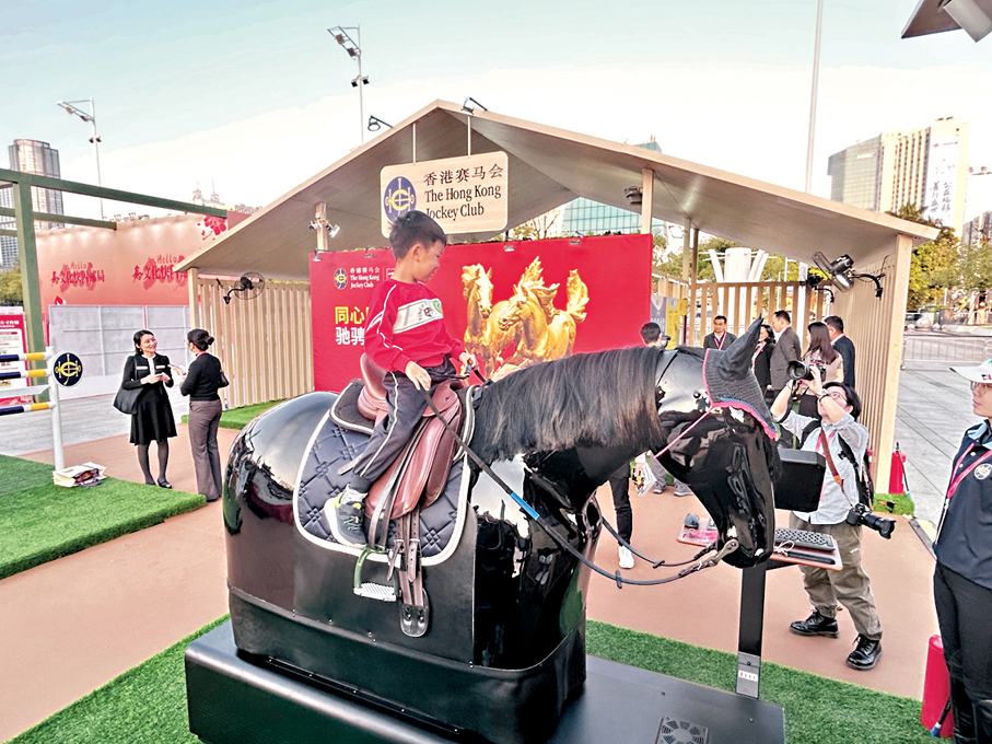 ●廣州馬術周的馬術騎乘體驗受到青少年追捧。 香港文匯報記者敖敏輝  攝
