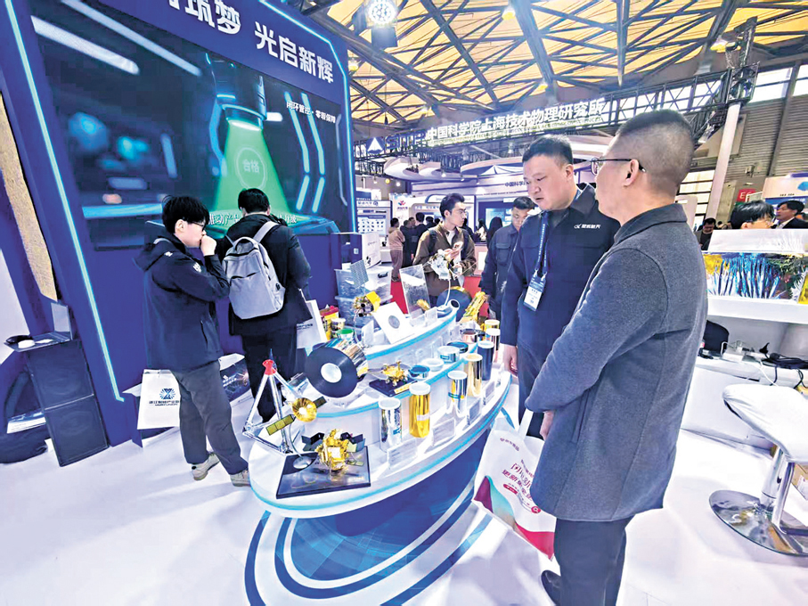 ●星輝航天展台展示航天級材料。