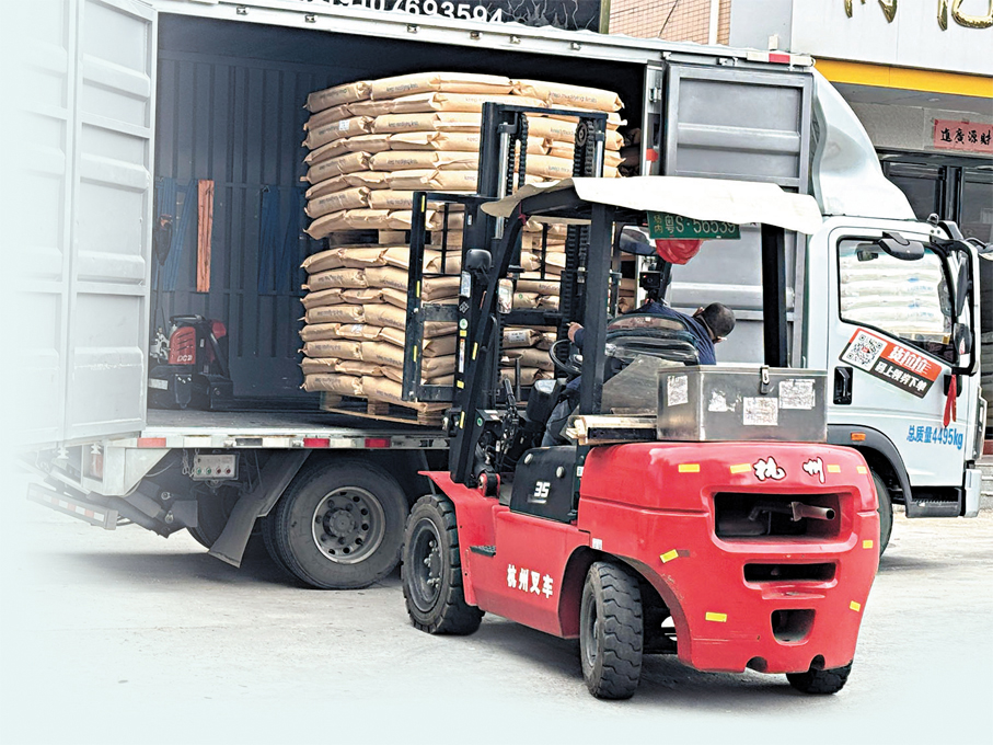 ●東莞樟木頭塑膠交易市場，一名工人在開叉車裝貨。