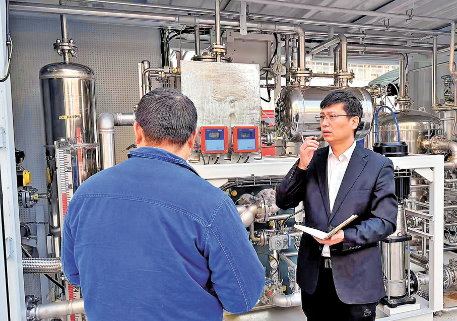 ●「綠領」能從行業邊緣走到舞台中央，政策就是最明確的「導航儀」。圖為李浩賓為集裝箱式PEM製氫設備做最終性能檢驗。   香港文匯報記者劉蕊  攝