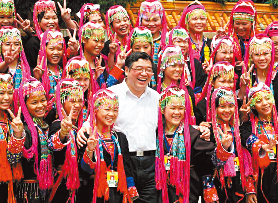 ●2008年，朱永新看望廣西瑤族女童班。 受訪者供圖