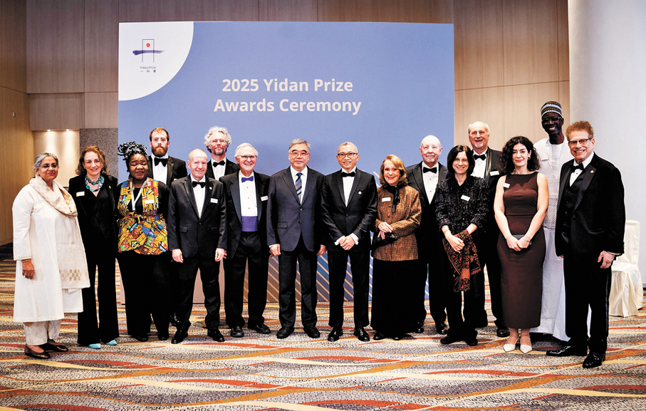 ●2025年12月，朱永新在香港一丹獎峰會與歷屆獲獎者合影。   受訪者供圖