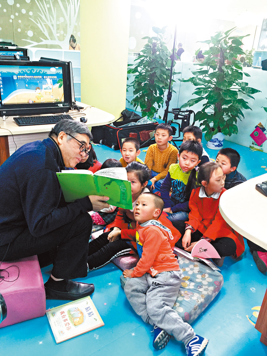 ●朱永新為兒童講童書。  受訪者供圖