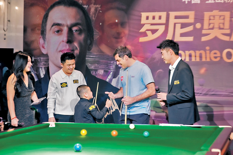 ●奧蘇利雲點讚六歲台球小神童「墊哥」吳一人。  香港文匯報記者任芳頡  攝