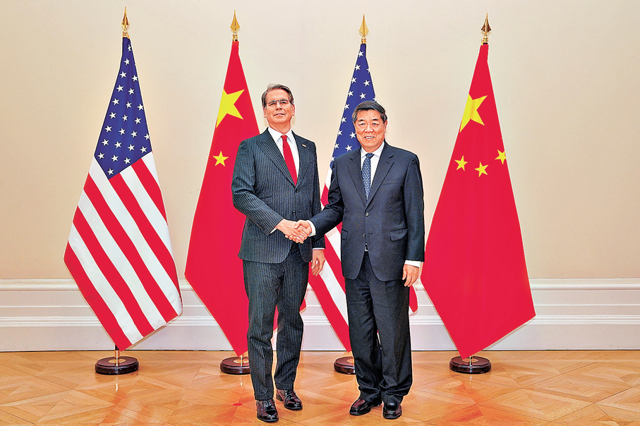 ●當地時間3月15日至16日，中美兩國經貿團隊在法國巴黎舉行中美經貿磋商。這是15日磋商前，中共中央政治局委員、國務院副總理何立峰與美國財政部長貝森特握手。 新華社