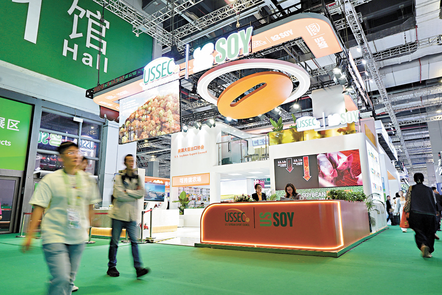 ●早前，在第八屆進博會農食產品展區，美國大豆出口協會展台迎接參觀者。 資料圖片