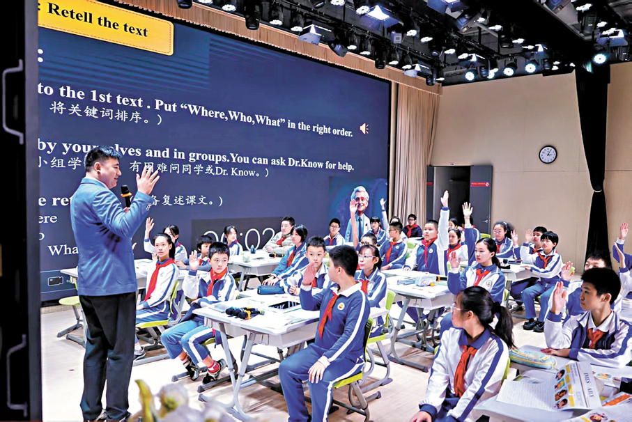 ●AI進入校園，正在逐步改變傳統教學的模式。圖為深圳大學附屬教育集團外國語小學，教師引導學生們借助AI進行學習。   香港文匯報深圳傳真