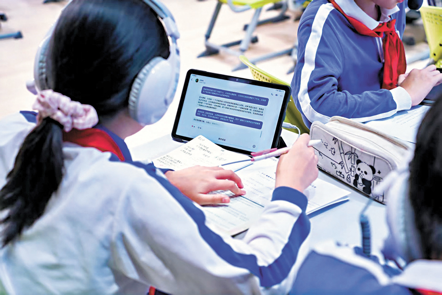 ●深圳不少學校先行探索利用AI進行個性化教學。圖為深大外小學生利用老師自主研發的智能體輔助學習。  香港文匯報深圳傳真