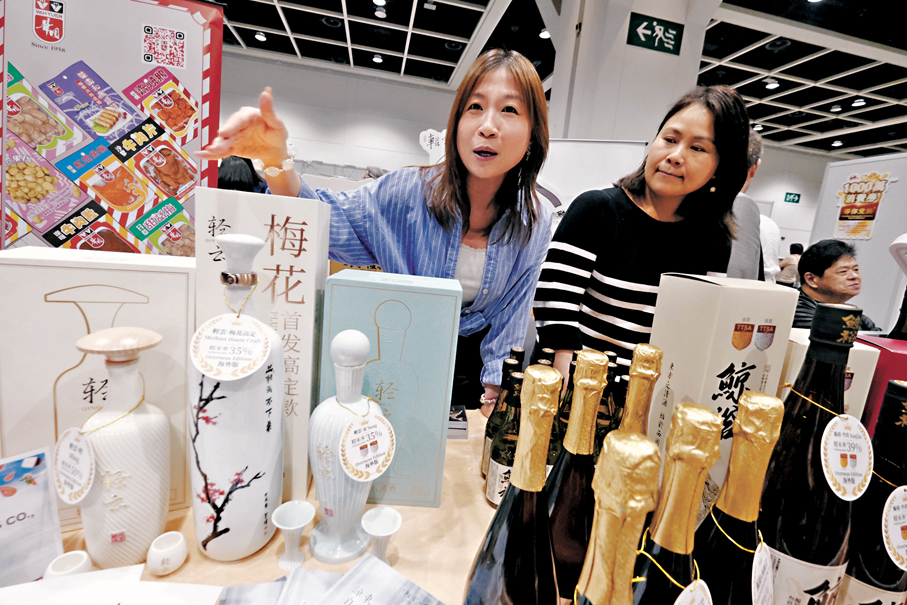 ●秦小姐（左）表示，公司主打中國清酒品牌，首次參展希望通過香港拓展業務到海外市場。香港文匯報記者涂穴  攝