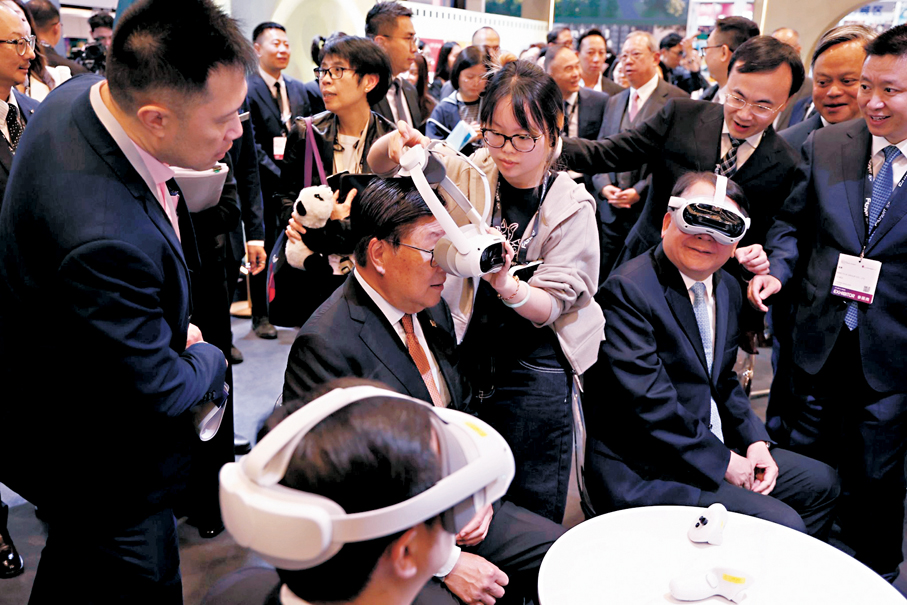 ●陳國基與馬時亨等體驗VR。  香港文匯報記者孫嘉蔚  攝