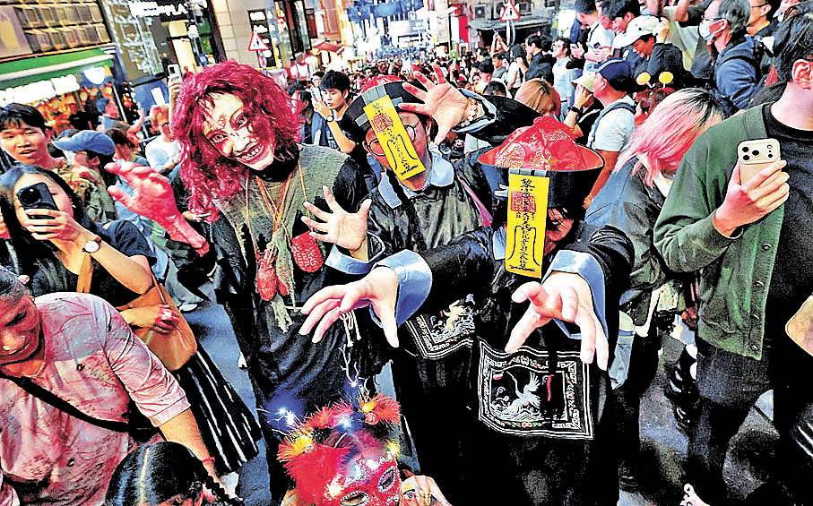 ●旅發局計劃今年10月將打造以Cosplay為主題的「萬聖節月」。圖為市民扮鬼扮馬慶祝萬聖節。 資料圖片