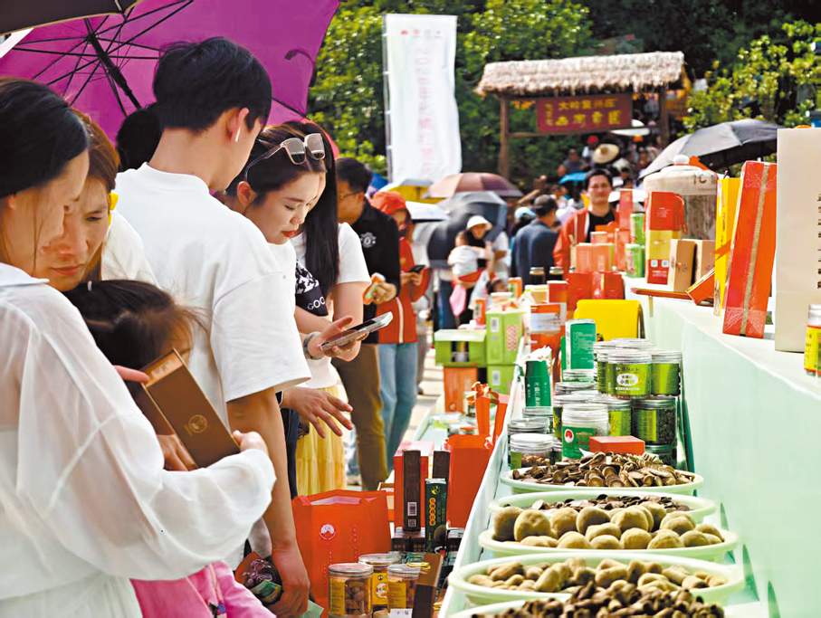 ●賞花節上，各色化橘紅產品吸引眾多周邊遊客。 香港文匯報記者胡若璋  攝