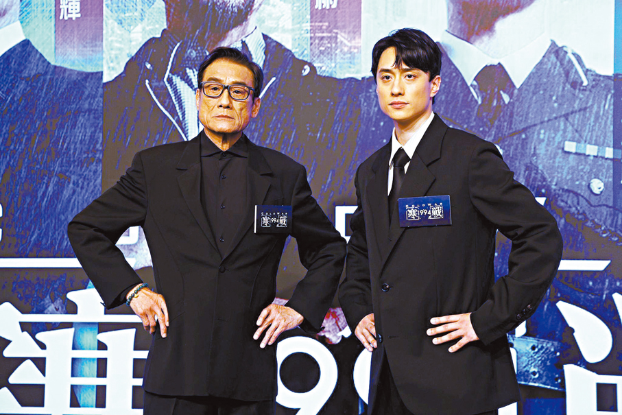 ●梁家輝(左)與劉俊謙兩代「李文彬」擺出相同甫士。  香港文匯報記者孫嘉蔚 攝