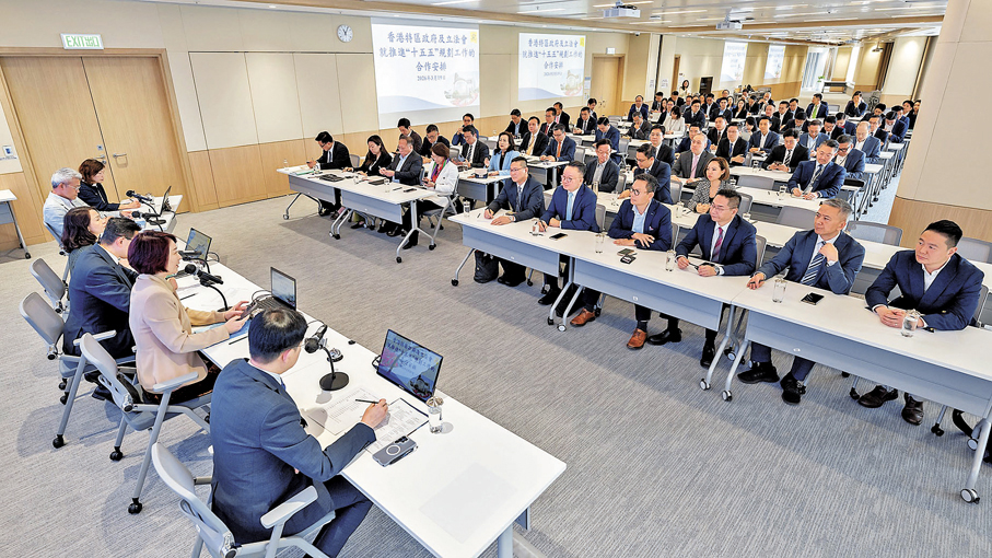 ●立法會主席李慧向全體議員介紹特區政府與立法會就香港制定首份五年規劃的協同機制的運作構思。 李慧Fb圖片