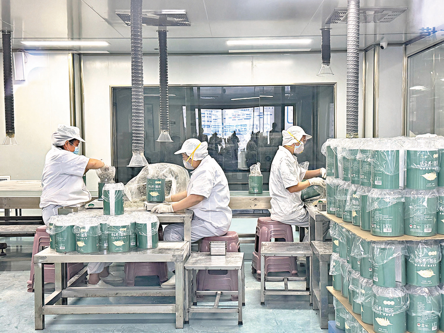 ●不少外貿企業通過提升產品附加值來應對原料價格上漲的難題。 香港文匯報記者盧靜怡  攝