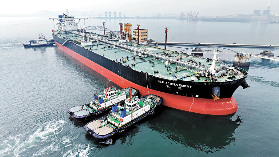 ●3月16日，一艘油輪在山東青島某港口停泊。 法新社